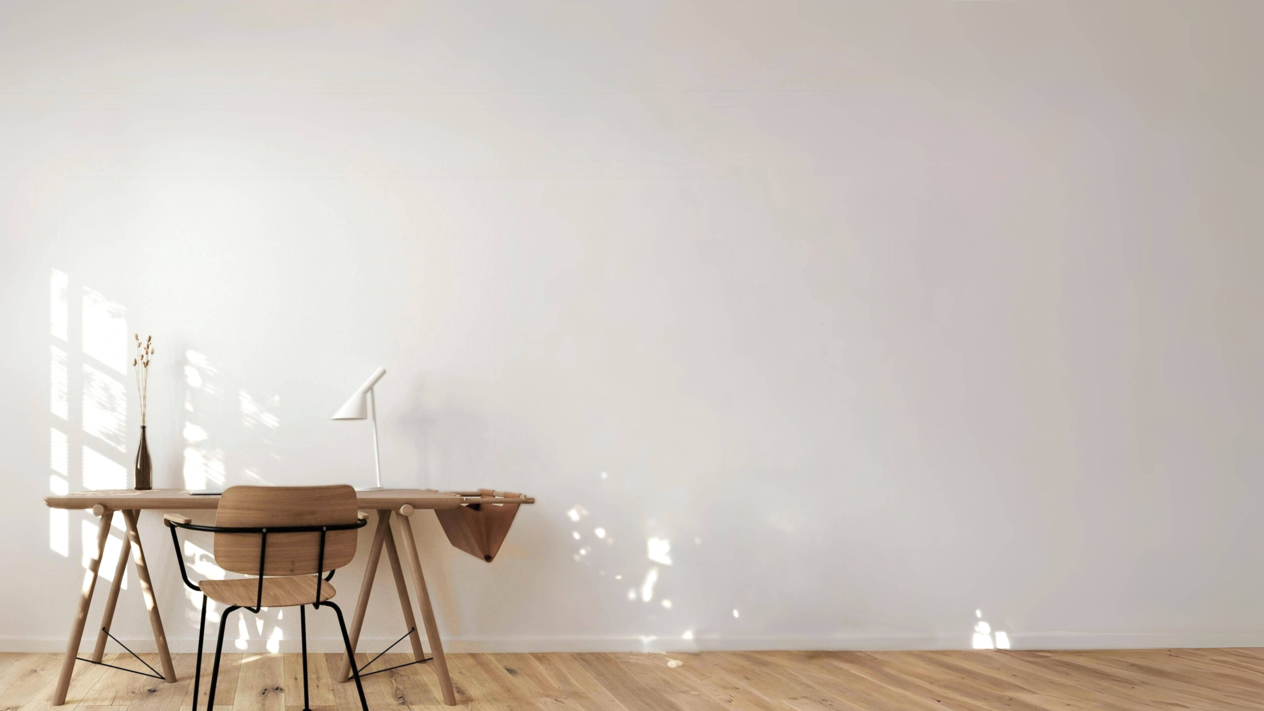 bureau accollé à un mur avec une lampe et un ordinateur